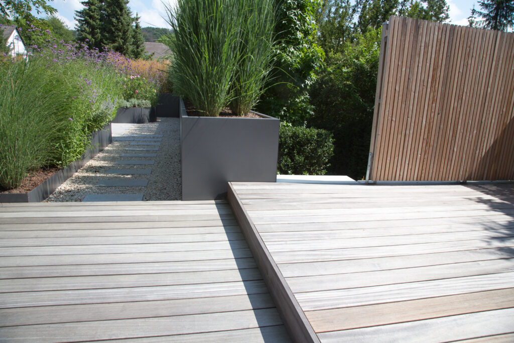 Moderne Terrasse aus Holz in Friedrichshafen